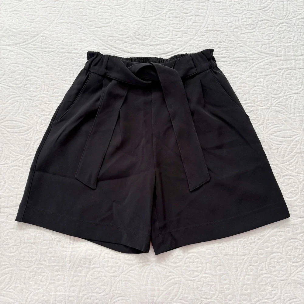 Lululemon Noir‎ Short, Black (5.5